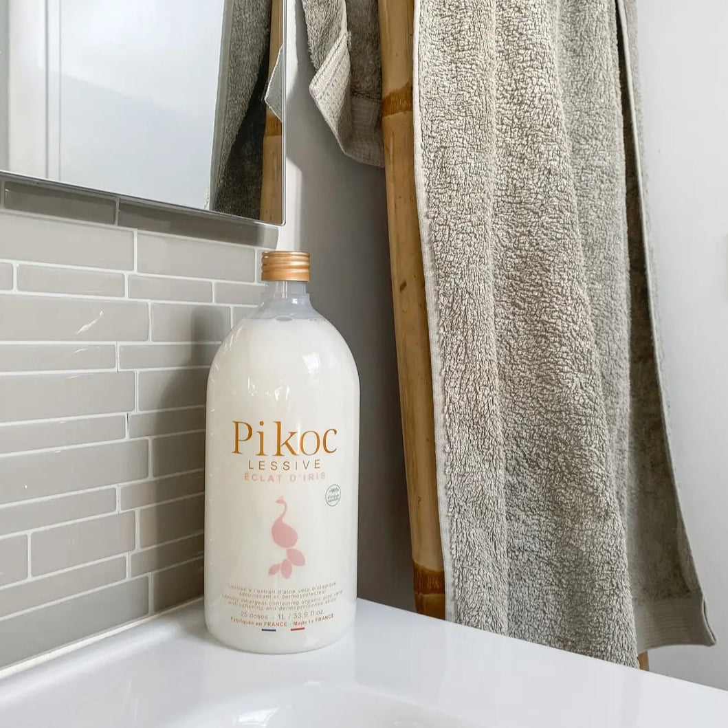 Pikoc Éclat d’Iris vaskemiddel ved håndvask med beige håndklæde