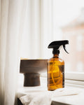 soie_living_brun_glas_spray_og_hoer_viskestykke_i_roligt_hjem