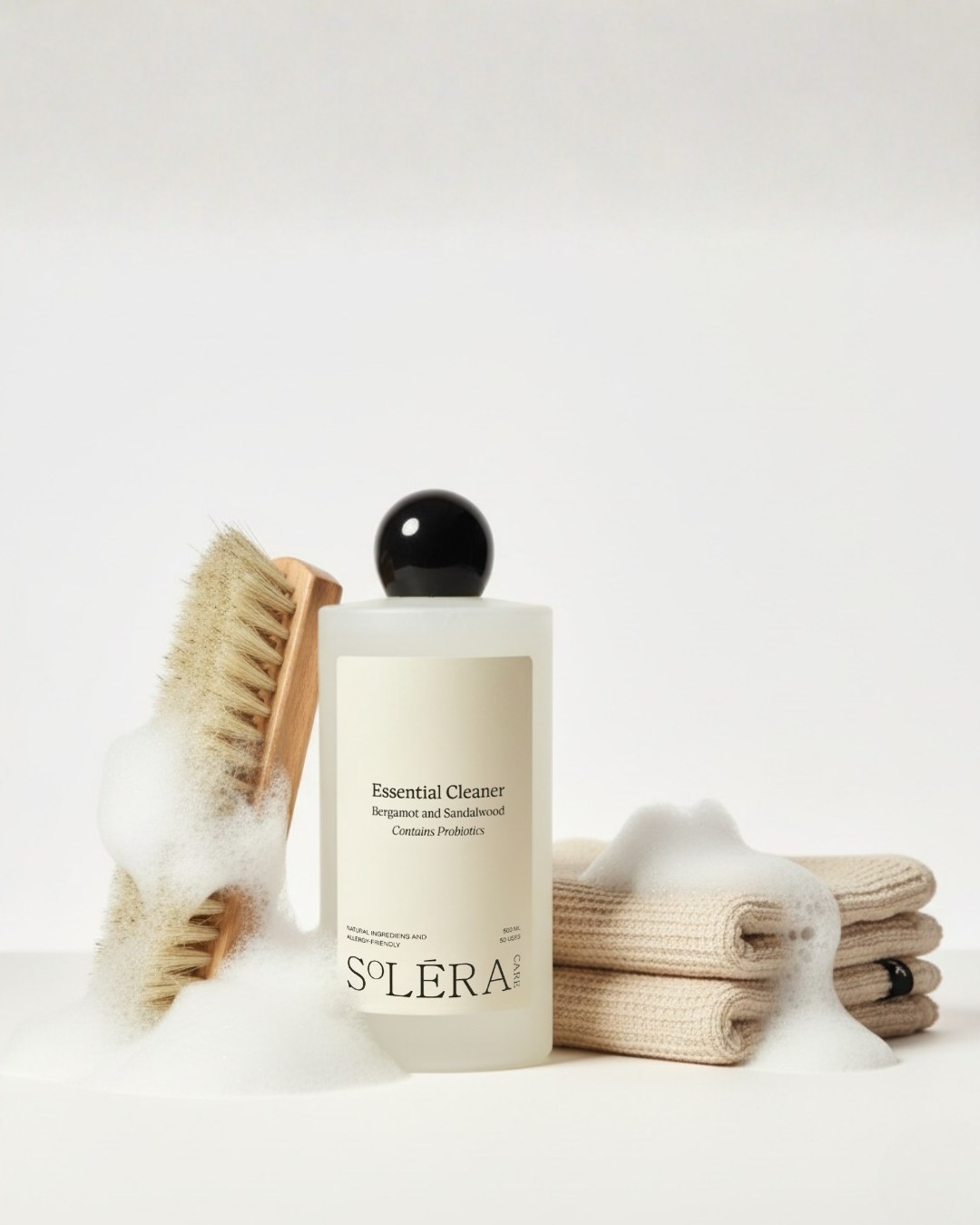 Soléra Care Essential Cleaner med rengøringsbørste, beige klude og rengøringsskum